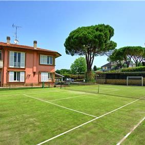 3 bedroom villa with pool and tennis court near Florence, sleeps 6